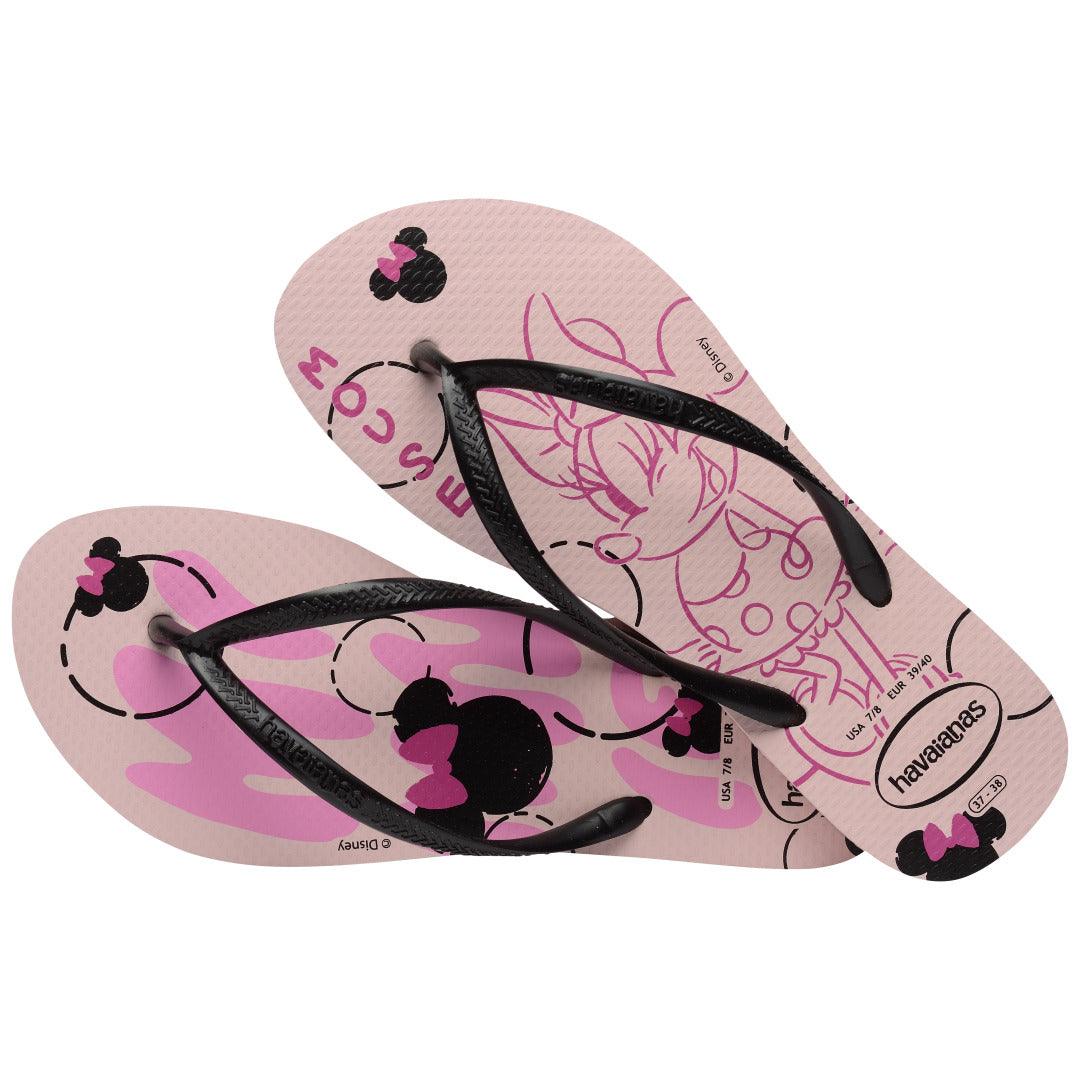 Dois chinelos Havaianas Slim rosa peônia em leve perspectiva mostrando palmilha estampada e tiras pretas
